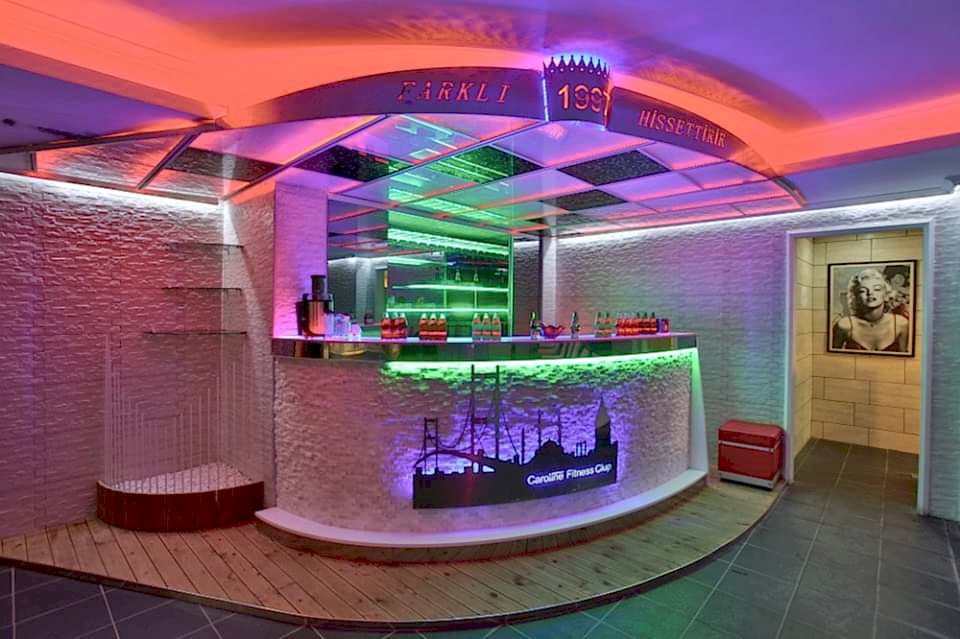 Caroline Spor Salonu Kartal, havuzlu.