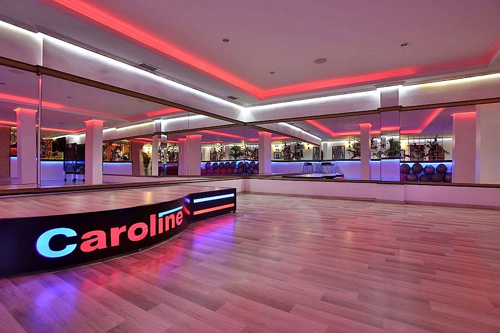 Caroline Kartal'da grup dersleri.